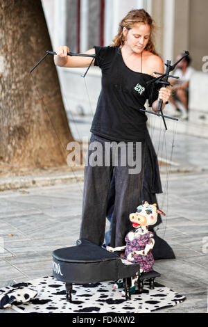 Le prestazioni delle Marionette nelle strade di Atene, Grecia Foto Stock