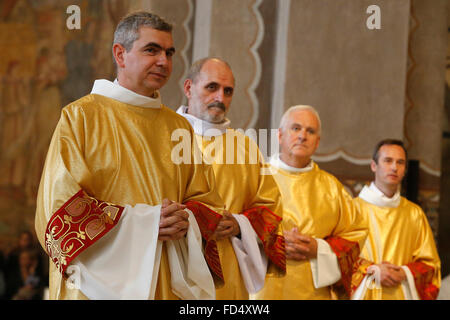 Il diacono ordinazioni nella Sainte Geneviève la cattedrale di Nanterre, Francia. Foto Stock