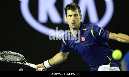 Melbourne, Australia. 28 gen, 2016. La Serbia il Novak Djokovic orologi la palla prima colpisce un colpo durante i suoi uomini singoli semifinale contro la Svizzera di Roger Federer presso l'Australian Open di Tennis campionati di Melbourne, Australia, Gennaio 28, 2016. Djokovic ha vinto 3-1. Credito: Bi Mingming/Xinhua/Alamy Live News Foto Stock