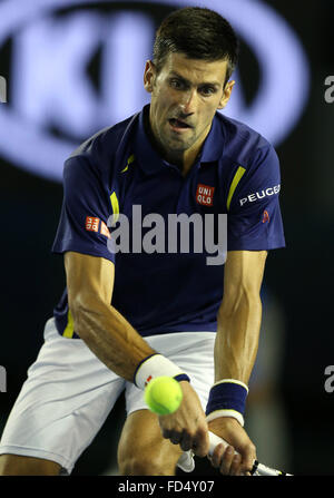 Melbourne, Australia. 28 gen, 2016. La Serbia il Novak Djokovic orologi la palla prima colpisce un colpo durante i suoi uomini singoli semifinale contro la Svizzera di Roger Federer presso l'Australian Open di Tennis campionati di Melbourne, Australia, Gennaio 28, 2016. Djokovic ha vinto 3-1. Credito: Bi Mingming/Xinhua/Alamy Live News Foto Stock