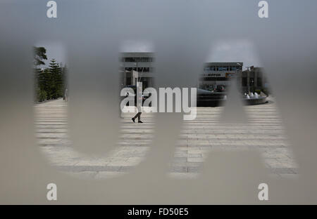 Etiopia ad Addis Abeba. 28 gen, 2016. Una donna cammina al di fuori della Unione Africana (AU) sede ad Addis Abeba, capitale dell Etiopia, a gennaio 28, 2016. Il ventiseiesimo vertice UA è programmato per aprire qui a gennaio 30. © Pan Siwei/Xinhua/Alamy Live News Foto Stock