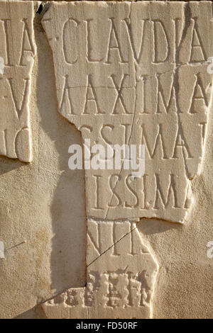 Iscrizione latina scolpita nella pietra tablet. Foto Stock