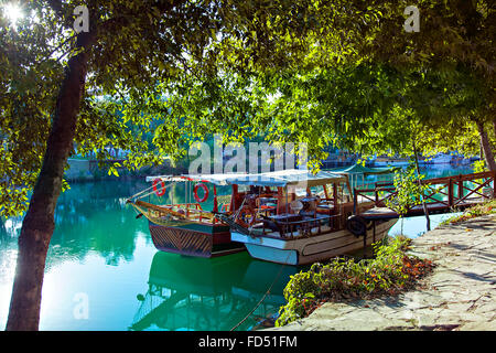 Piccole imbarcazioni da fiume in attesa di prendere passeggeri fino al fiume in Manavgat, Turchia. Foto Stock