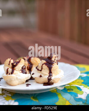 Flyffy creamfilled francese petit choux pasticcini. Foto Stock