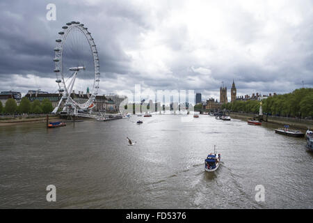 Londra Fiume Tamigi, a nord e a sud le banche, London Eye, nella distanza Westminster Bridge e le case del Parlamento / Big Ben Foto Stock