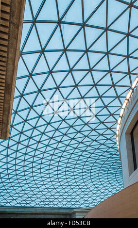 Tetto in vetro presso il British Museum di Londra. Foto Stock