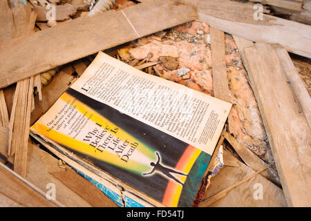 Un vecchio libro in mezzo la spazzatura in una casa abbandonata a Bombay Beach, California, sulla riva orientale del Salton Sea Foto Stock