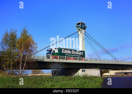 Camion che attraversano il fiume Ouse su Selby swingbridge Yorkshire Regno Unito Foto Stock