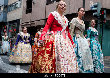 Le donne in costumi tradizionali sfilata di falleras tutto il giorno per le strade di Valencia per il Fallas party Foto Stock