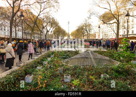 Di fronte alla folla all'esterno il mercato, Marché Bastille, Paris, Francia. Foto Stock