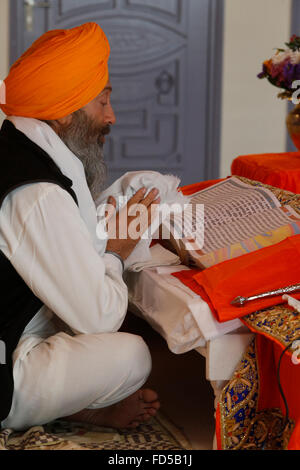 Singh Sabha gurdwara, Bobigny, Francia. La lettura del guru grant sahib (libro sacro). Foto Stock