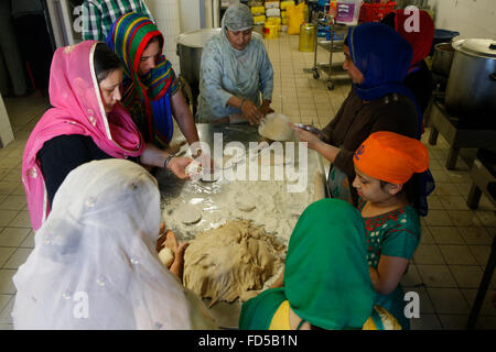 Singh Sabha gurdwara, Bobigny, Francia. I devoti alla preparazione del cibo in cucina. Foto Stock