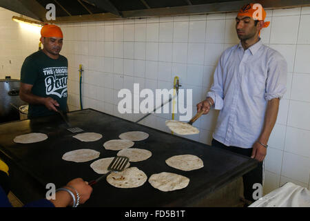 Singh Sabha gurdwara, Bobigny, Francia. I devoti alla preparazione del cibo in cucina. Foto Stock