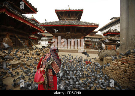 Gen 28, 2016 - Kathmandu, Nepal - Una donna Nepalese alimenta piccioni in Hanuman Dhoka Square, Kathmandu, Nepal giovedì, 28 gennaio 2016. Il Durbar Square è un'attrazione turistica più popolare e viene elencato nel sito patrimonio mondiale dell'UNESCO. (Credito Immagine: © Skanda Gautam via ZUMA filo) Foto Stock