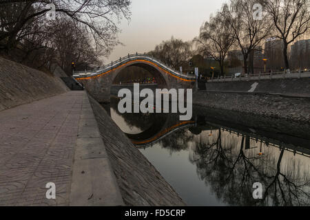 Luna ponte sopra il Fossato di Xi'an antiche mura, Cina Foto Stock