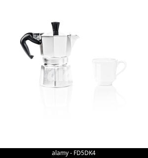 Moka Pot, noto anche come piano di cottura, macchina per il caffè espresso italiano di caffè e una tazza di caffè su sfondo bianco e di riflessione Foto Stock