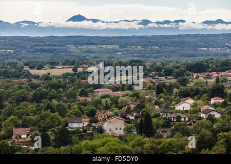 Vista verso le Parc Naturel Regional des Volcans d'Auvergne da Thiers, Puy-de-Dôme, Auvergne, Francia Foto Stock