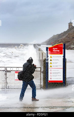 Gynn Scalo, Blackpool, Lancashire, Regno Unito. Il 28 gennaio, 2016. Regno Unito: Meteo Meteo avvertenze rilasciati per il nord ovest di questa sera. Onde infrangersi contro la parete del mare come l'alta marea arriva a Blackpool. Le persone precedentemente sono stati spazzati via e perirono in mare a freddo. Cernan Elias/Alamy Live News Foto Stock