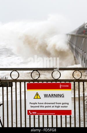 Gynn Scalo, Blackpool, Lancashire, Regno Unito. Il 28 gennaio, 2016. Regno Unito: Meteo Meteo avvertenze rilasciati per il nord ovest di questa sera. Onde infrangersi contro la parete del mare come l'alta marea arriva a Blackpool. Le persone precedentemente sono stati spazzati via e perirono in mare a freddo. Cernan Elias/Alamy Live News Foto Stock