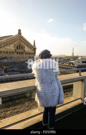 Moda Donna a terrazza sul tetto di Galeries Lafayette shopping mall, Parigi, Francia. Foto Stock