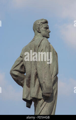 Statua del poeta sovietico Vladimir Mayakovsky su ploshchad Triumfalnaya, Mosca, Russia Foto Stock