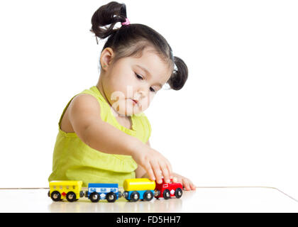 Kid ragazza che gioca con il treno giocattolo Foto Stock