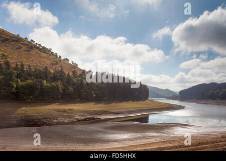 Howden serbatoio, Derbyshire in tarda estate che mostra a basso livello acqua Foto Stock