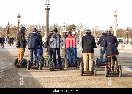 Gruppo di turisti in visita a Parigi in Place de la Concorde, con segway, Parigi, Francia. Foto Stock