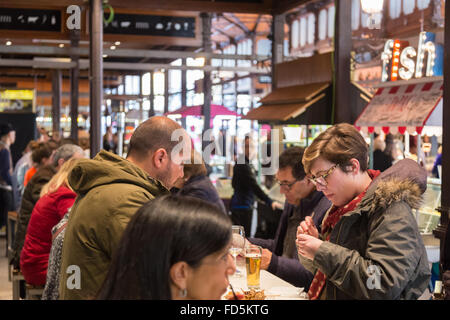 Madrid, Spagna - 25 Gen 2016: persone mangiare e bere a Mercado San Miguel a gennaio 25th, 2016 a Madrid, Spagna. Secondo T Foto Stock