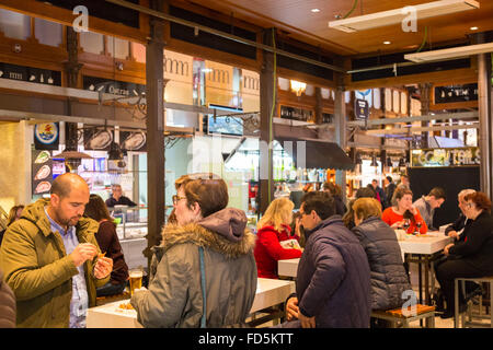 Madrid, Spagna - 25 Gen 2016: persone mangiare e bere a Mercado San Miguel a gennaio 25th, 2016 a Madrid, Spagna. Secondo T Foto Stock