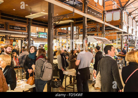 Madrid, Spagna - 25 Gen 2016: persone mangiare e bere a Mercado San Miguel a gennaio 25th, 2016 a Madrid, Spagna. Secondo T Foto Stock