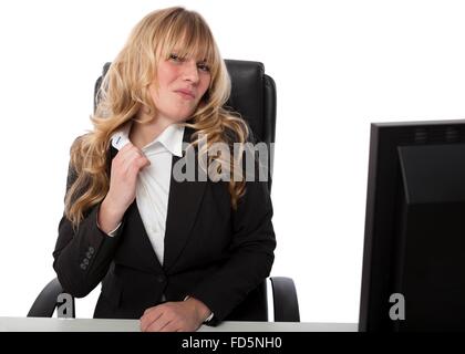 Frustrati imprenditrice allentando il suo collare con un grimace come il calore o la pressione e la tensione arriva a lei, su bianco Foto Stock