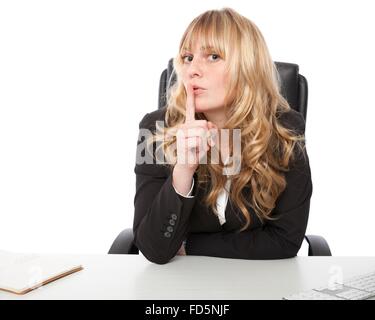 Attraente imprenditrice chiedendo di silenzio e di diventare un cospiratore nel mantenimento di una azienda o privato segreto Foto Stock