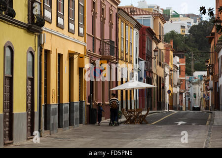 Le variopinte facciate delle case in San Crist al de La Laguna a Tenerife, Spagna. La città è un sito Patrimonio Mondiale dell'UNESCO. Foto Stock