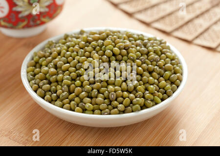 Ciotola con secchi fagioli sul tavolo Foto Stock