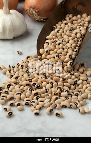 Essiccato black eyed peas su una pala Foto Stock