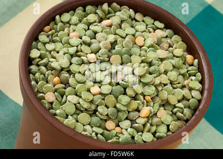 Il verde di piselli spezzati in una pentola Foto Stock