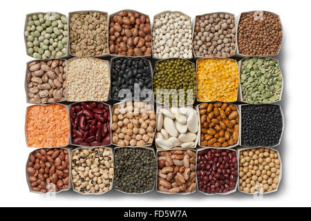 Varietà di fagioli secchi e lenticchie in sacchi su sfondo bianco Foto Stock