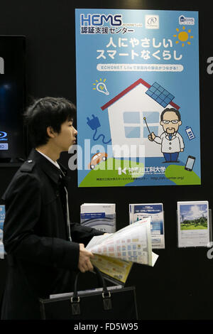 Un uomo cammina davanti a un poster della coulisse (Home Energy Management System) al ENEX/Smart Energy Giappone/nuovo Power & Energy Expo di Tokyo Big Sight on gennaio 28, 2016, Tokyo, Giappone. Questa edizione di expo ha ospitato 250 espositori e ha introdotto le più recenti tecnologie a risparmio energetico, dispositivi, sistemi e soluzioni di servizio. Il Giappone si sta preparando per la liberalizzazione della sua elettricità sul mercato al dettaglio per consentire a tutti i consumatori di scegliere il proprio fornitore di energia elettrica a partire dall'inizio di aprile. La mostra si terrà fino al gennaio 29. © Rodrigo Reyes Marin/AFLO/Alamy Live News Foto Stock