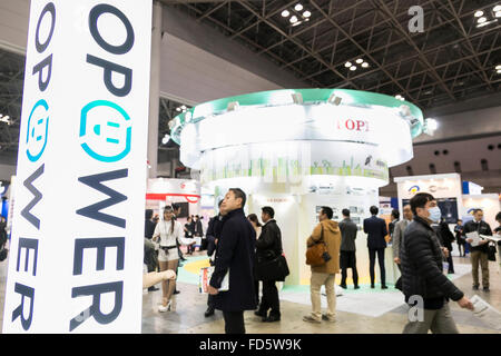 I visitatori si radunano a ENEX/Smart Energy Giappone/nuovo Power & Energy Expo di Tokyo Big Sight on gennaio 28, 2016, Tokyo, Giappone. Questa edizione di expo ha ospitato 250 espositori e ha introdotto le più recenti tecnologie a risparmio energetico, dispositivi, sistemi e soluzioni di servizio. Il Giappone si sta preparando per la liberalizzazione della sua elettricità sul mercato al dettaglio per consentire a tutti i consumatori di scegliere il proprio fornitore di energia elettrica a partire dall'inizio di aprile. La mostra si terrà fino al gennaio 29. © Rodrigo Reyes Marin/AFLO/Alamy Live News Foto Stock