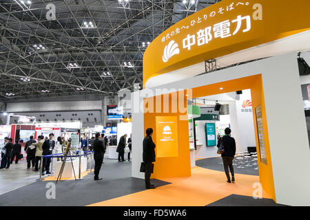 I visitatori si radunano a ENEX/Smart Energy Giappone/nuovo Power & Energy Expo di Tokyo Big Sight on gennaio 28, 2016, Tokyo, Giappone. Questa edizione di expo ha ospitato 250 espositori e ha introdotto le più recenti tecnologie a risparmio energetico, dispositivi, sistemi e soluzioni di servizio. Il Giappone si sta preparando per la liberalizzazione della sua elettricità sul mercato al dettaglio per consentire a tutti i consumatori di scegliere il proprio fornitore di energia elettrica a partire dall'inizio di aprile. La mostra si terrà fino al gennaio 29. © Rodrigo Reyes Marin/AFLO/Alamy Live News Foto Stock