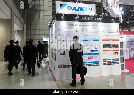 I visitatori si radunano a ENEX/Smart Energy Giappone/nuovo Power & Energy Expo di Tokyo Big Sight on gennaio 28, 2016, Tokyo, Giappone. Questa edizione di expo ha ospitato 250 espositori e ha introdotto le più recenti tecnologie a risparmio energetico, dispositivi, sistemi e soluzioni di servizio. Il Giappone si sta preparando per la liberalizzazione della sua elettricità sul mercato al dettaglio per consentire a tutti i consumatori di scegliere il proprio fornitore di energia elettrica a partire dall'inizio di aprile. La mostra si terrà fino al gennaio 29. © Rodrigo Reyes Marin/AFLO/Alamy Live News Foto Stock