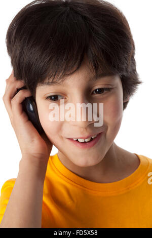 Bambino di otto anni con il cellulare su sfondo bianco Foto Stock