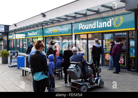 Poundland apertura del negozio attira una coda di persone, Bingley, West Yorkshire Foto Stock