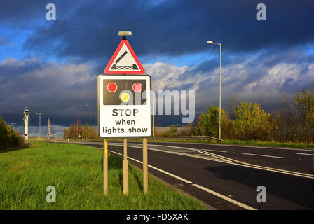 Segnale di avvertimento di Selby swingbridge attraversando il fiume Ouse avanti Yorkshire Regno Unito Foto Stock