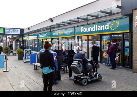 Poundland apertura del negozio attira una coda di persone, Bingley, West Yorkshire Foto Stock