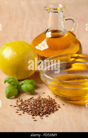 Bottiglia di semi di lino Olio pronto per l'uso per una medicazione Foto Stock