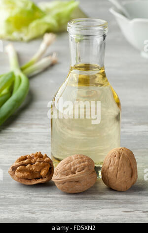 Bottiglia di olio di noce pronto per l'uso per insalata Foto Stock