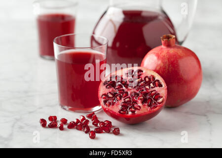 Fresco di succo di melograno in un vaso Foto Stock