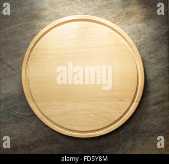 Pizza tagliere a tavola Foto Stock